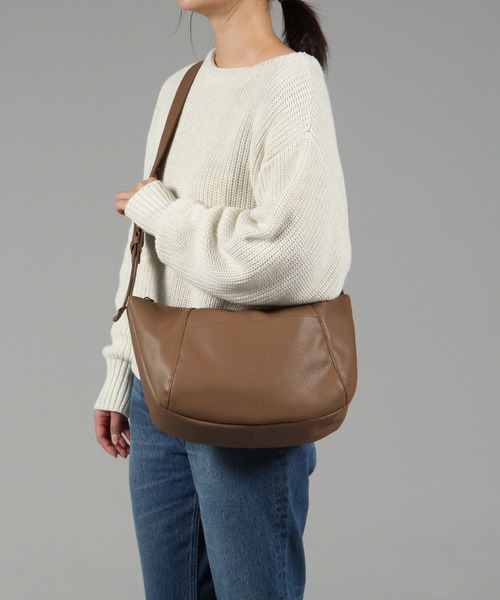 studio CLIP（スタディオクリップ）の「合皮クロワッサンバッグ（ショルダーバッグ・レディース・ブラック/ライトベージュ/モカ・FREE）」の16枚目の写真