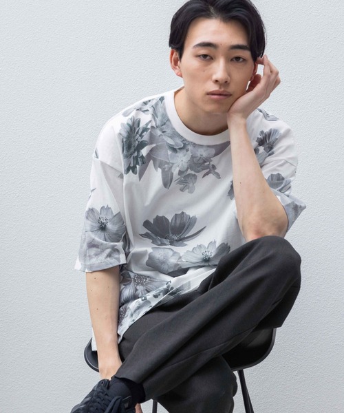 LOWRYS FARM(ローリーズファーム)の「フラワープリントTSS 106588(Tシャツ/カットソー・メンズ・ホワイト/ブラック/グレー・MEDIUM/LARGE)」の5枚目の写真