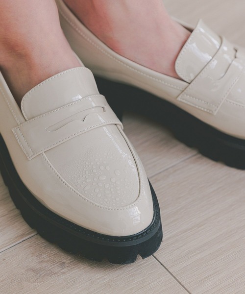 Elura（エルーラ）の「＜梅雨対応・撥水＞ふかふかFITレインローファー/122382（パンプス・レディース・ブラック/ベージュ・MEDIUM/LARGE）」の8枚目の写真