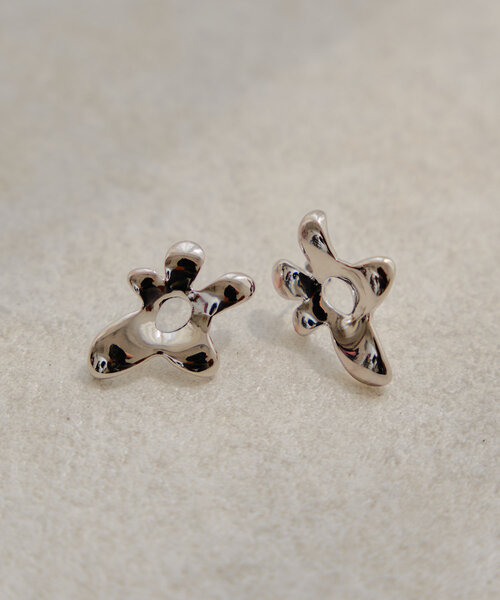 Kastane（カスタネ）の「【fiw.】フラワーモチーフピアス（ピアス（両耳用）・レディース・シルバー/ゴールド・FREE）」の2枚目の写真