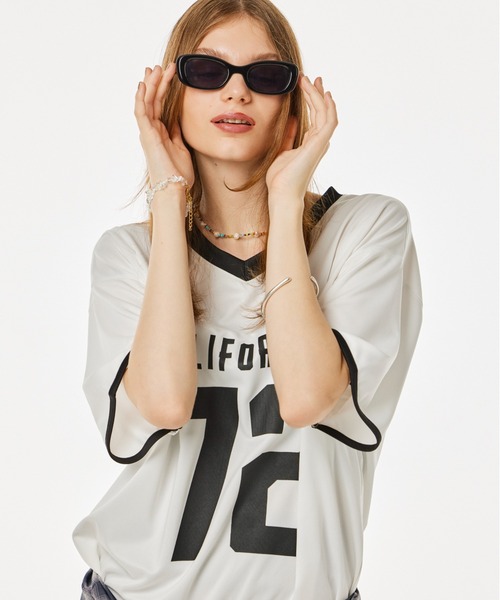 FOREVER 21（フォーエバー トゥエンティーワン）の「【2024FW】ナンバーロゴTシャツ2（Tシャツ/カットソー・レディース・オフホワイト/レッド/ネイビー・FREE）」の2枚目の写真