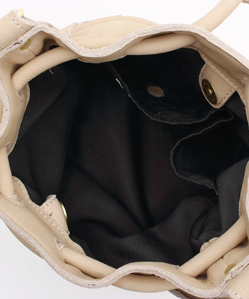 Beau're（ヴュレ）の「【Beau're】スエードミニ巾着バッグ/B-12249（ショルダーバッグ・レディース・アイボリー/ブラック・FREE）」の9枚目の写真