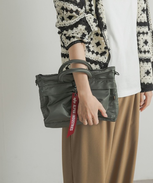 Alpha Industries(アルファインダストリーズ)の「ALPHA INDUSTRIES HELMET BAG MINI(ショルダーバッグ・レディース・ライトグレー/ブラック・FREE)」の7枚目の写真