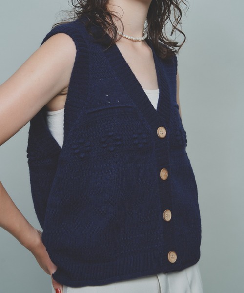 Unitage(ユニテージ)の「フラワーケーブルニットベスト(ベスト・レディース・アイボリー/ネイビー・FREE)」の16枚目の写真