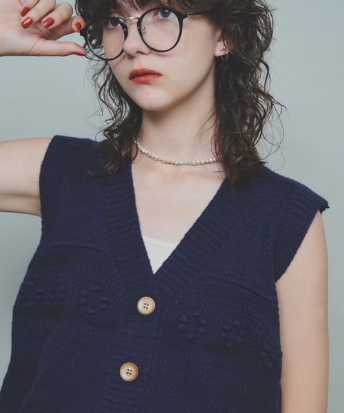 Unitage(ユニテージ)の「フラワーケーブルニットベスト(ベスト・レディース・アイボリー/ネイビー・FREE)」の13枚目の写真