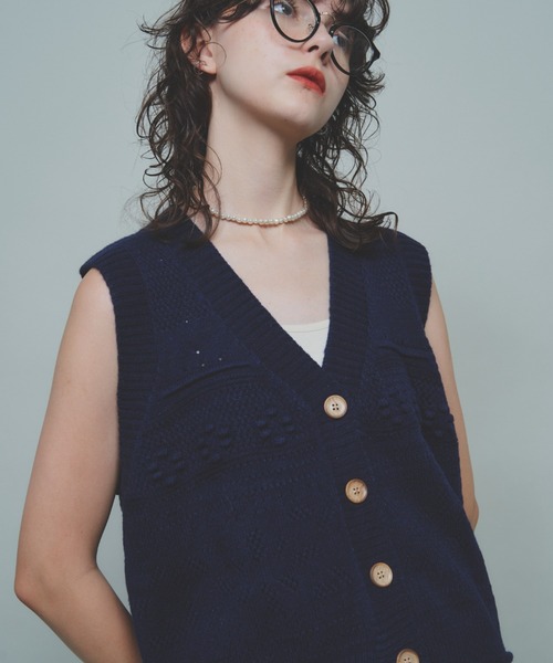 Unitage(ユニテージ)の「フラワーケーブルニットベスト(ベスト・レディース・アイボリー/ネイビー・FREE)」の15枚目の写真