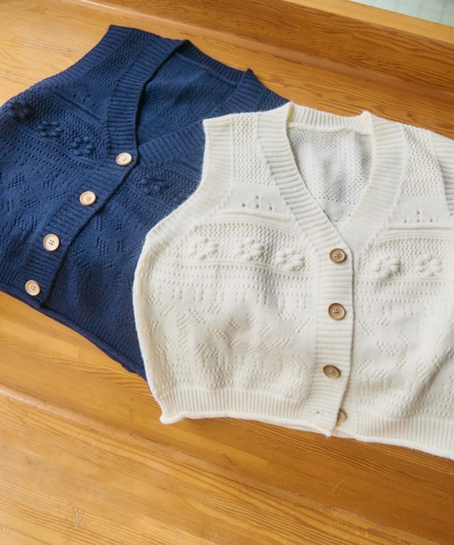 Unitage(ユニテージ)の「フラワーケーブルニットベスト(ベスト・レディース・アイボリー/ネイビー・FREE)」の4枚目の写真