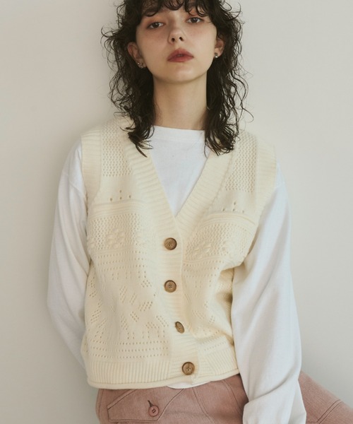 Unitage(ユニテージ)の「フラワーケーブルニットベスト(ベスト・レディース・アイボリー/ネイビー・FREE)」の9枚目の写真