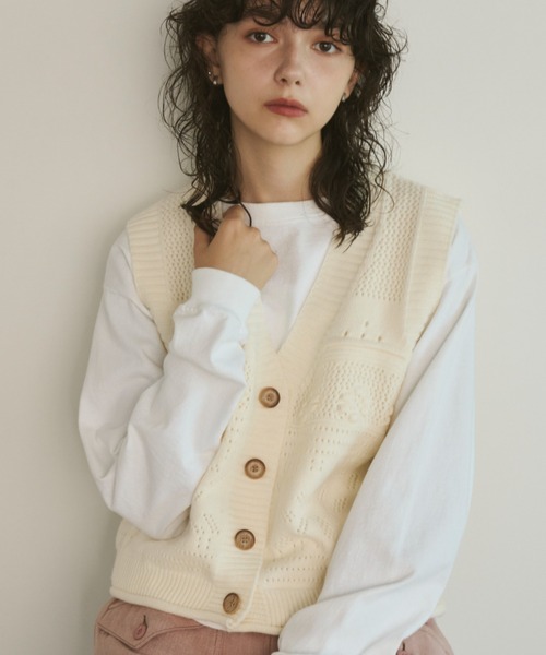 Unitage(ユニテージ)の「フラワーケーブルニットベスト(ベスト・レディース・アイボリー/ネイビー・FREE)」の8枚目の写真