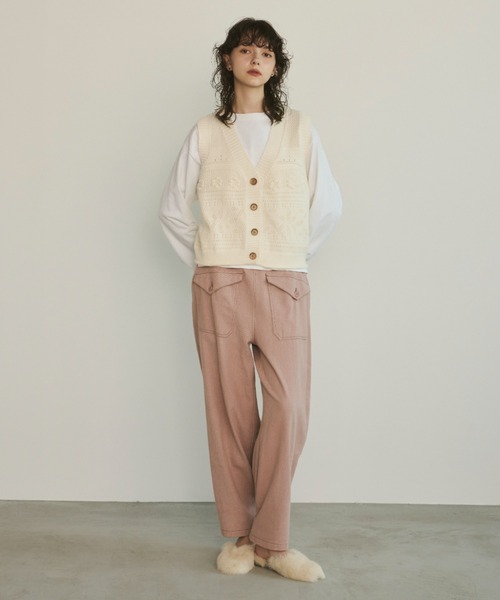 Unitage(ユニテージ)の「フラワーケーブルニットベスト(ベスト・レディース・アイボリー/ネイビー・FREE)」の5枚目の写真