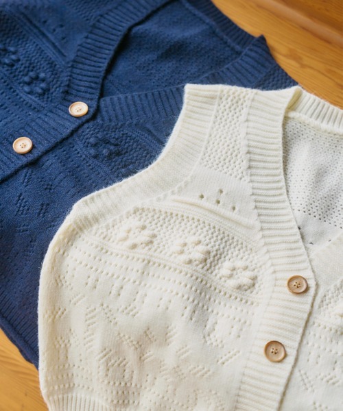 Unitage(ユニテージ)の「フラワーケーブルニットベスト(ベスト・レディース・アイボリー/ネイビー・FREE)」の3枚目の写真
