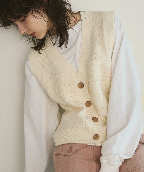 Unitage(ユニテージ)の「フラワーケーブルニットベスト(ベスト・レディース・アイボリー/ネイビー・FREE)」の18枚目の写真