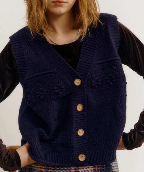 Unitage(ユニテージ)の「フラワーケーブルニットベスト(ベスト・レディース・アイボリー/ネイビー・FREE)」の22枚目の写真