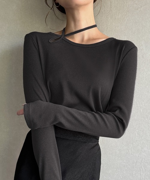 junoah(ジュノア)の「襟クロスリボンデザインリブトップス(Tシャツ/カットソー・レディース・チャコール/ブラック/ピンクベージュ・MEDIUM/LARGE/X-LARGE)」の2枚目の写真