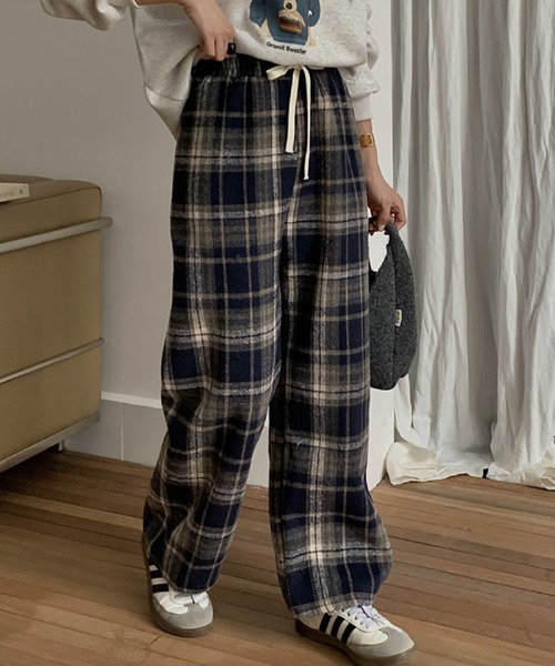 2ly2(トゥーリートゥー)の「カジュアルチェック柄裏起毛ストレートパンツ(その他パンツ・レディース・ネイビー/レッド/ブラウン・FREE)」の2枚目の写真