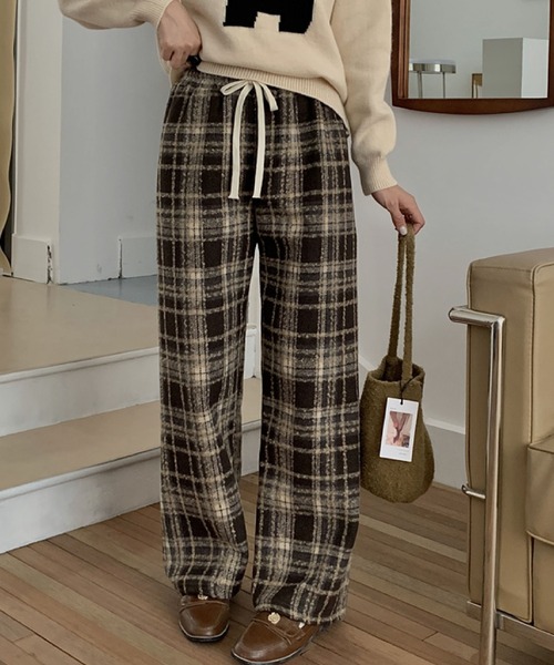 2ly2(トゥーリートゥー)の「カジュアルチェック柄裏起毛ストレートパンツ(その他パンツ・レディース・ネイビー/レッド/ブラウン・FREE)」の1枚目の写真