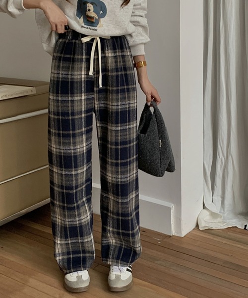 2ly2(トゥーリートゥー)の「カジュアルチェック柄裏起毛ストレートパンツ(その他パンツ・レディース・ネイビー/レッド/ブラウン・FREE)」の13枚目の写真