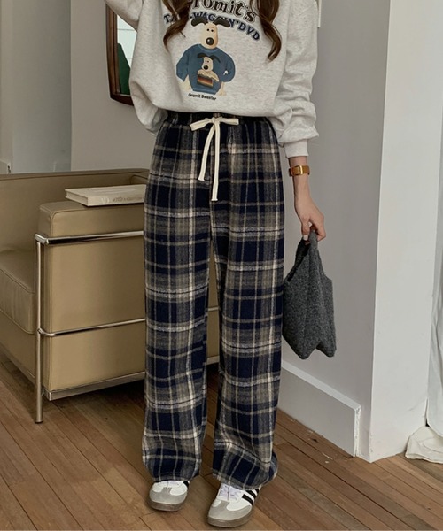 2ly2(トゥーリートゥー)の「カジュアルチェック柄裏起毛ストレートパンツ(その他パンツ・レディース・ネイビー/レッド/ブラウン・FREE)」の14枚目の写真