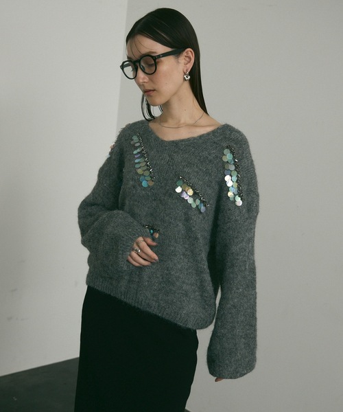 Lutim by u(ルチバイユー)の「Vcollar knit with beading / ビジュー付きV衿ニット(ニット/セーター・レディース・ブルー/グレー/ホワイト・FREE)」の3枚目の写真
