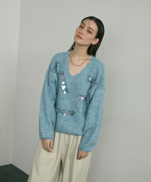 Lutim by u(ルチバイユー)の「Vcollar knit with beading / ビジュー付きV衿ニット(ニット/セーター・レディース・ブルー/グレー/ホワイト・FREE)」の1枚目の写真