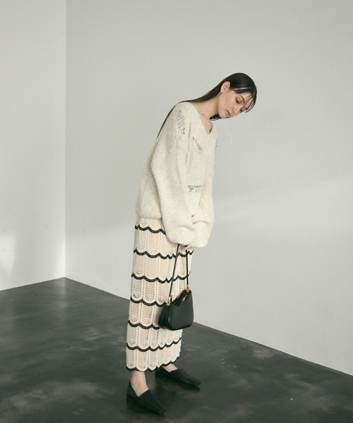 Lutim by u(ルチバイユー)の「Vcollar knit with beading / ビジュー付きV衿ニット(ニット/セーター・レディース・ブルー/グレー/ホワイト・FREE)」の8枚目の写真