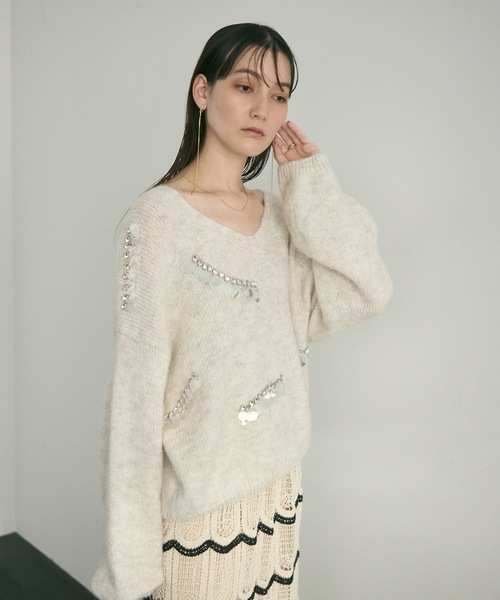 Lutim by u(ルチバイユー)の「Vcollar knit with beading / ビジュー付きV衿ニット(ニット/セーター・レディース・ブルー/グレー/ホワイト・FREE)」の4枚目の写真