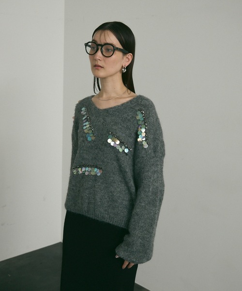 Lutim by u(ルチバイユー)の「Vcollar knit with beading / ビジュー付きV衿ニット(ニット/セーター・レディース・ブルー/グレー/ホワイト・FREE)」の19枚目の写真