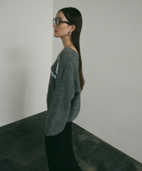 Lutim by u(ルチバイユー)の「Vcollar knit with beading / ビジュー付きV衿ニット(ニット/セーター・レディース・ブルー/グレー/ホワイト・FREE)」の18枚目の写真