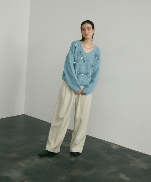 Lutim by u(ルチバイユー)の「Vcollar knit with beading / ビジュー付きV衿ニット(ニット/セーター・レディース・ブルー/グレー/ホワイト・FREE)」の13枚目の写真