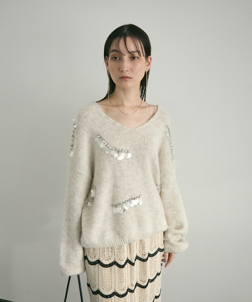 Lutim by u(ルチバイユー)の「Vcollar knit with beading / ビジュー付きV衿ニット(ニット/セーター・レディース・ブルー/グレー/ホワイト・FREE)」の5枚目の写真