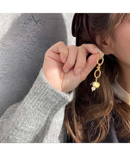 tone(トーン)の「【musk】ゴールドチェーン×フラワーのピアス(MA)(ピアス(両耳用)・レディース・ゴールド・FREE)」の2枚目の写真