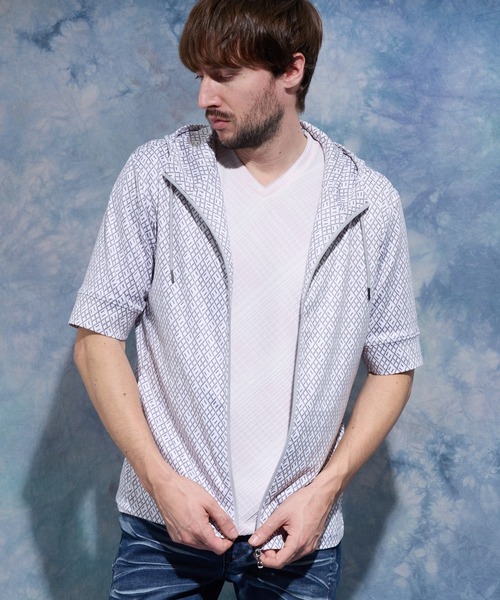 HIDEAWAYS NICOLE（ハイダウェイニコル）の「ジオメトリックプリント5分袖フードパーカー（パーカー・メンズ・オフホワイト/ネイビー/ブラック・X-LARGE/LARGE/MEDIUM）」の2枚目の写真