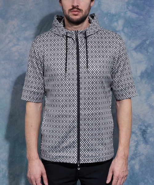 HIDEAWAYS NICOLE（ハイダウェイニコル）の「ジオメトリックプリント5分袖フードパーカー（パーカー・メンズ・オフホワイト/ネイビー/ブラック・X-LARGE/LARGE/MEDIUM）」の9枚目の写真