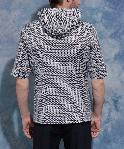 HIDEAWAYS NICOLE（ハイダウェイニコル）の「ジオメトリックプリント5分袖フードパーカー（パーカー・メンズ・オフホワイト/ネイビー/ブラック・X-LARGE/LARGE/MEDIUM）」の11枚目の写真