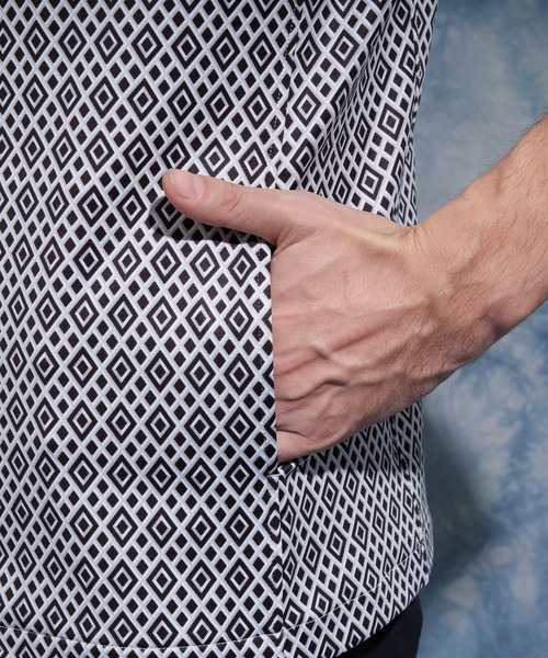 HIDEAWAYS NICOLE（ハイダウェイニコル）の「ジオメトリックプリント5分袖フードパーカー（パーカー・メンズ・オフホワイト/ネイビー/ブラック・X-LARGE/LARGE/MEDIUM）」の4枚目の写真