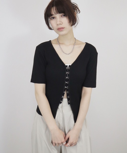 Reurie'（レウリィ）の「フロントホック半袖トップス / リブニット カーディガン シンプル 大人カジュアル 韓国ファッション 肌見せ モード（Tシャツ/カットソー・レディース・アイボリー/グレー/ブラック・FREE）」の7枚目の写真
