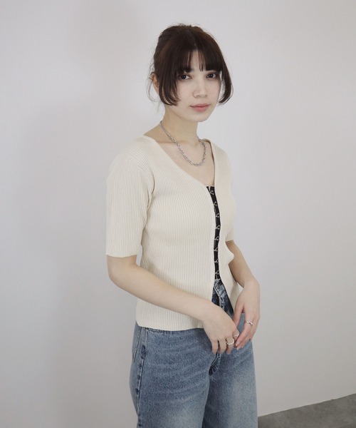 Reurie'（レウリィ）の「フロントホック半袖トップス / リブニット カーディガン シンプル 大人カジュアル 韓国ファッション 肌見せ モード（Tシャツ/カットソー・レディース・アイボリー/グレー/ブラック・FREE）」の10枚目の写真