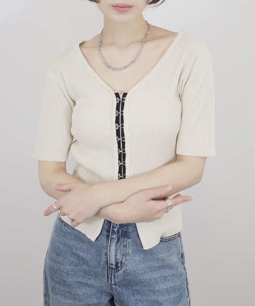 Reurie'（レウリィ）の「フロントホック半袖トップス / リブニット カーディガン シンプル 大人カジュアル 韓国ファッション 肌見せ モード（Tシャツ/カットソー・レディース・アイボリー/グレー/ブラック・FREE）」の11枚目の写真