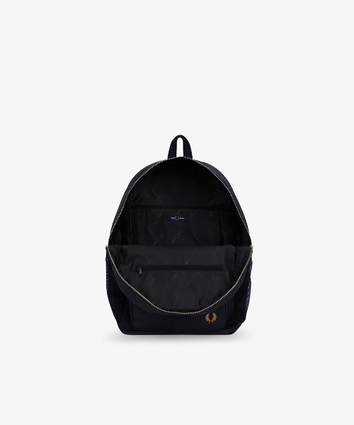 FRED PERRY（フレッドペリー）の「Brentham Nylon Backpack／ブレンサムナイロンバックパック（ボディバッグ/ウエストポーチ・メンズ・ネイビー・ONE SIZE）」の2枚目の写真