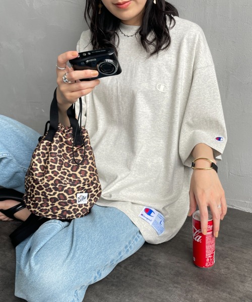 Champion（チャンピオン）の「[Champion/チャンピオン] ワンポイント刺繍ロゴ ショートスリーブTシャツ（Tシャツ/カットソー・レディース・ホワイト/ブラック/オートミール・M/L）」の3枚目の写真