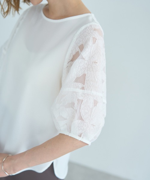 YECCA VECCA（イェッカヴェッカ）の「レーススリーブブラウス（シャツ/ブラウス・レディース・ネイビー/オフホワイト・FREE）」の2枚目の写真