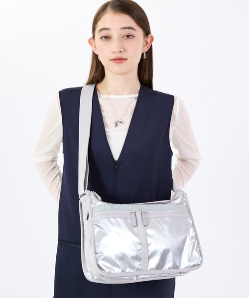 LeSportsac(レスポートサック)の「DELUXE EVERYDAY BAG フロストシルバーシャイン(ショルダーバッグ・レディース・シルバー・FREE)」の1枚目の写真