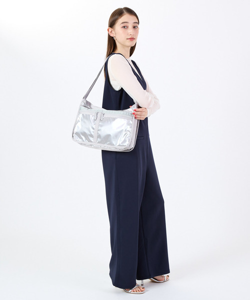 LeSportsac(レスポートサック)の「DELUXE EVERYDAY BAG フロストシルバーシャイン(ショルダーバッグ・レディース・シルバー・FREE)」の3枚目の写真