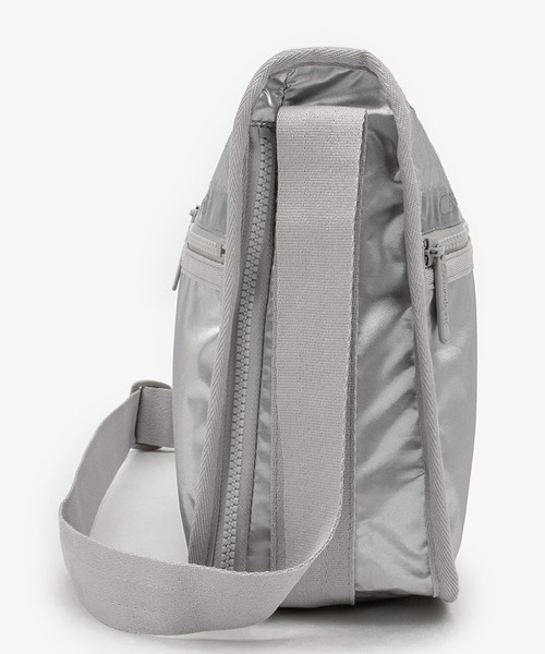 LeSportsac(レスポートサック)の「DELUXE EVERYDAY BAG フロストシルバーシャイン(ショルダーバッグ・レディース・シルバー・FREE)」の5枚目の写真