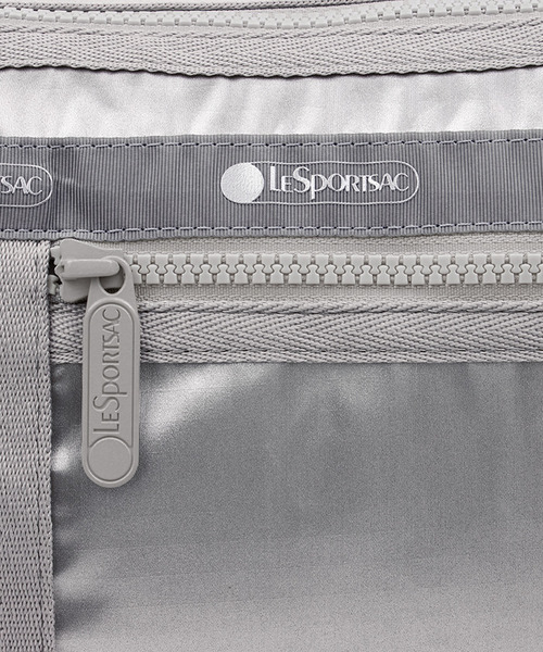 LeSportsac(レスポートサック)の「DELUXE EVERYDAY BAG フロストシルバーシャイン(ショルダーバッグ・レディース・シルバー・FREE)」の10枚目の写真