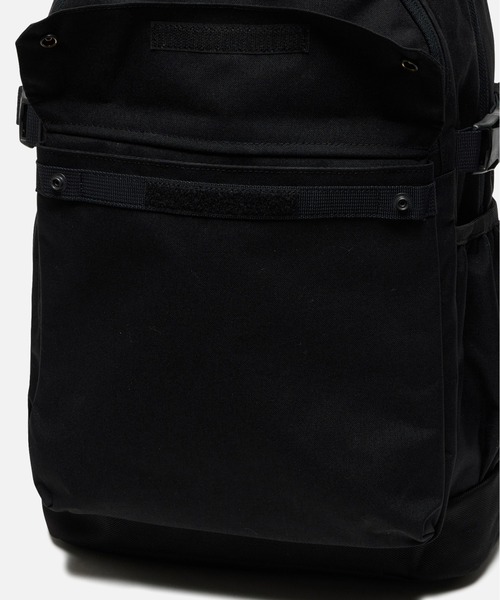 AIGLE（エーグル）の「撥水 ハイキング バックパック 22L（バックパック/リュック・レディース・ブラック/カーキ・FREE）」の9枚目の写真