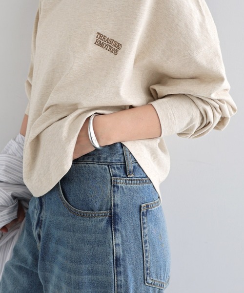 andme(アンドミー)の「オフショルダープリントロゴ刺繍Tシャツ(Tシャツ/カットソー・レディース・オフホワイト/スミクロ/ベージュ系その他/ブラウン・MT/M)」の4枚目の写真