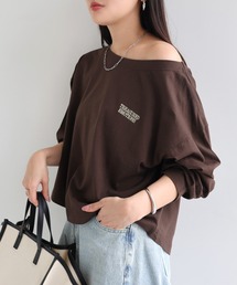 オフショルダープリントロゴ刺繍Tシャツ