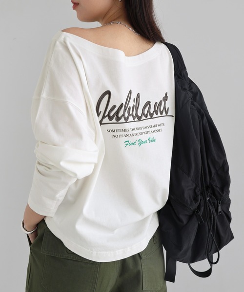 andme(アンドミー)の「オフショルダープリントロゴ刺繍Tシャツ(Tシャツ/カットソー・レディース・オフホワイト/スミクロ/ベージュ系その他/ブラウン・MT/M)」の1枚目の写真
