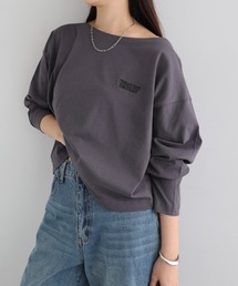 オフショルダープリントロゴ刺繍Tシャツ